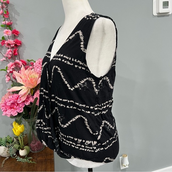 Lucky Brand Sleeveless Top - Picture 3 of 14